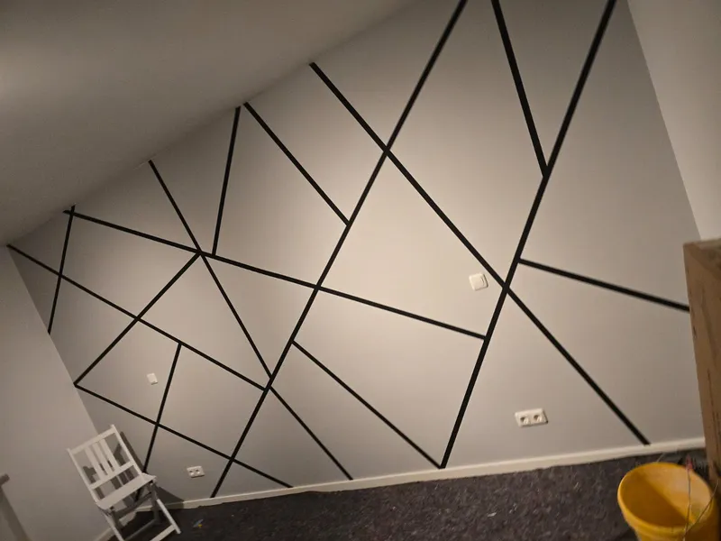 Akzentwand mit schwarzem geometrischem Muster