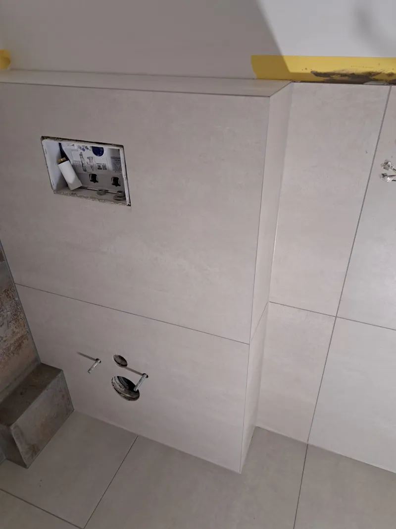 Badewanne mit Einfassung in Betonoptik-Fliesen