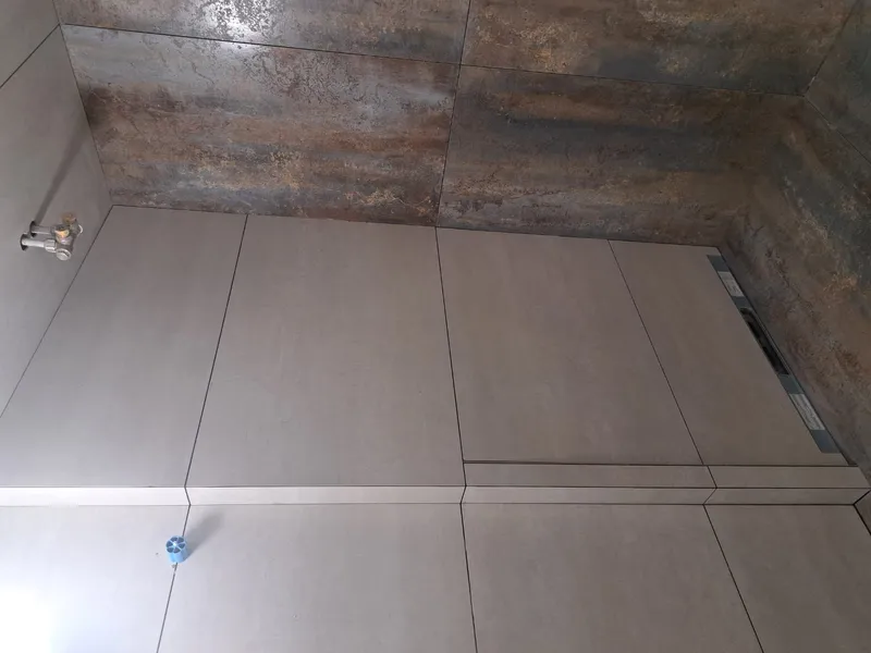 Badezimmer mit Akzentwand in Metalloptik-Fliesen