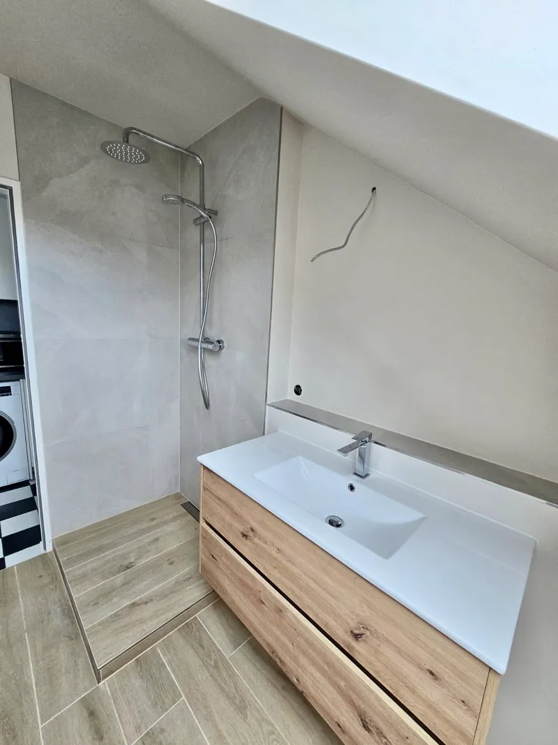 Fertiges Badezimmer mit ebenerdiger Walk-in-Dusche und Boden in Holzoptik