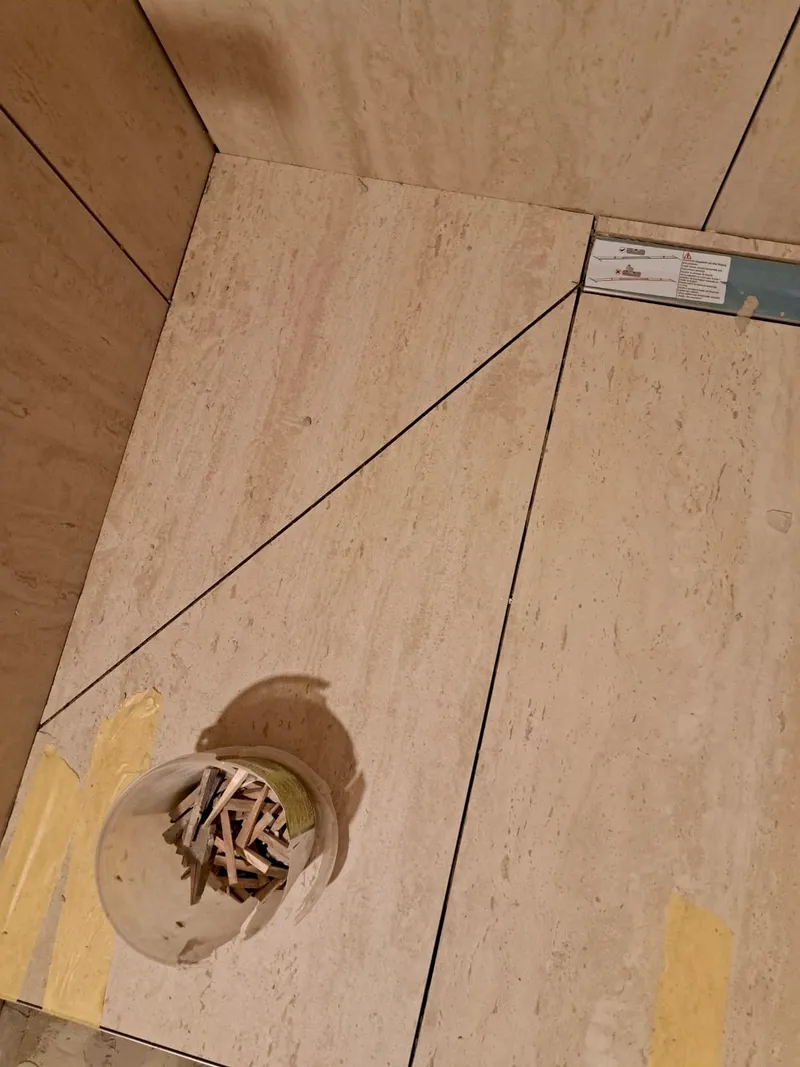 Maßgenau zugeschnittene Bodenfliesen in Travertinoptik