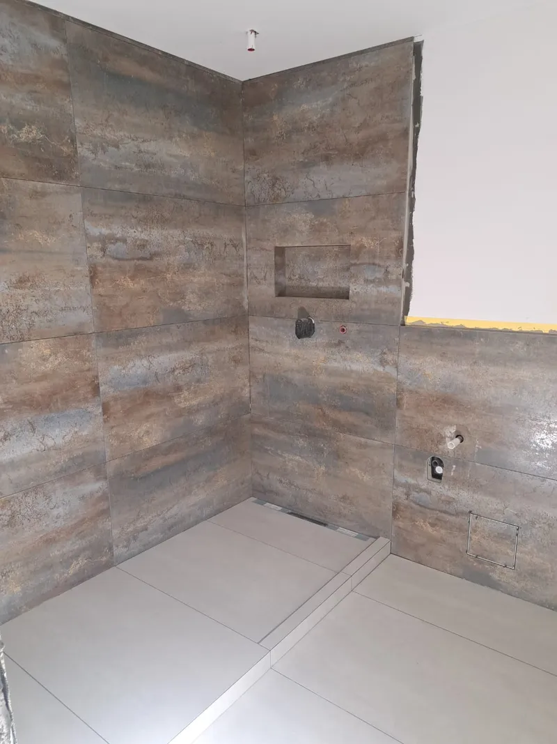Duschboden in Travertinoptik mit Linienablauf und exaktem Gefälle