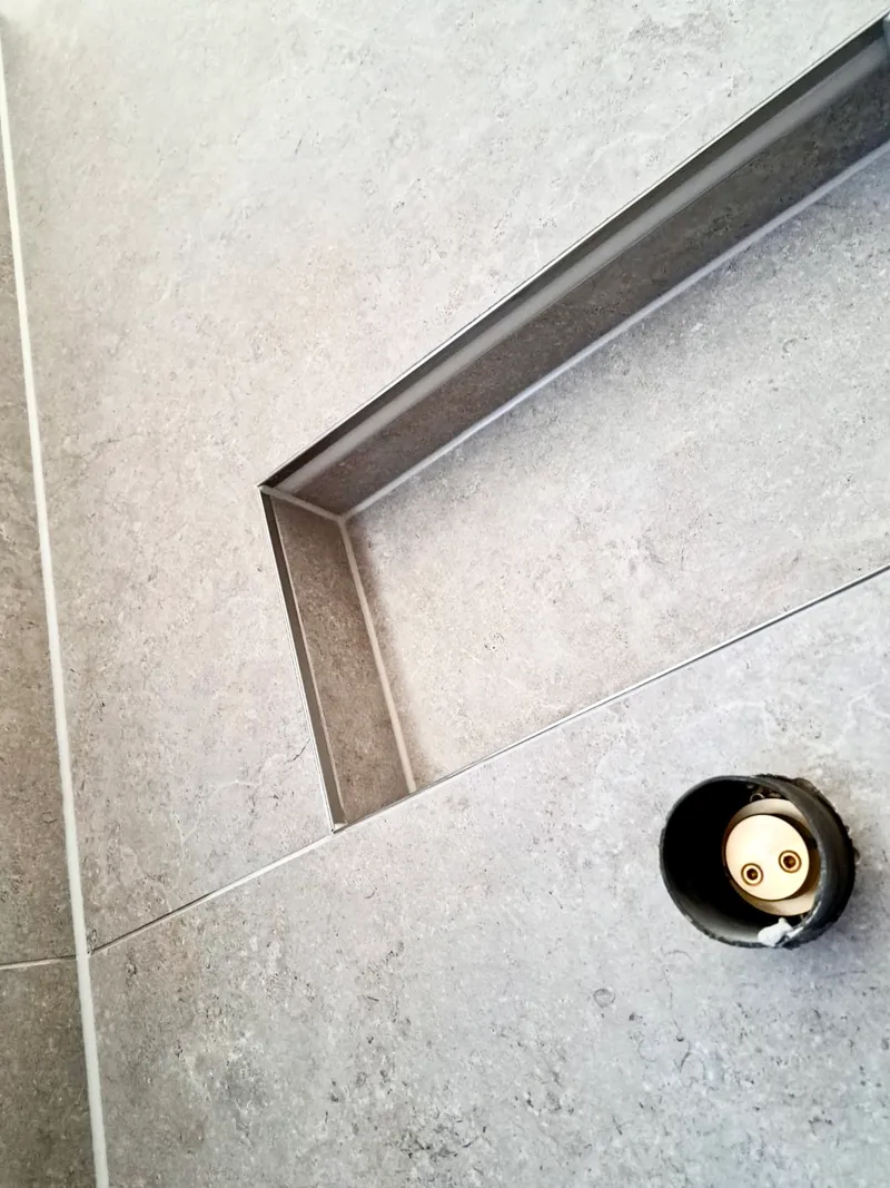 Wandnische in der Dusche, Fliesen in Betonoptik, Detailaufnahme