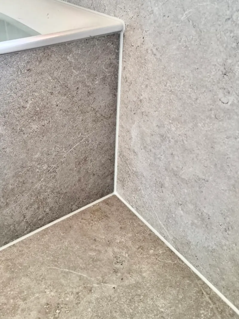 Präzise Eckverlegung mit feinen Fugen in Betonoptik
