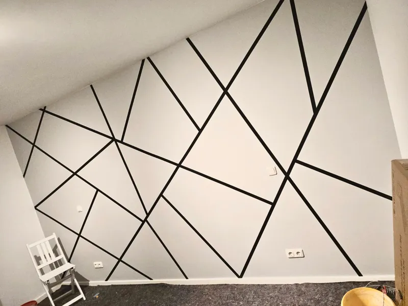 Akzentwand mit geometrischer Linienmalerei
