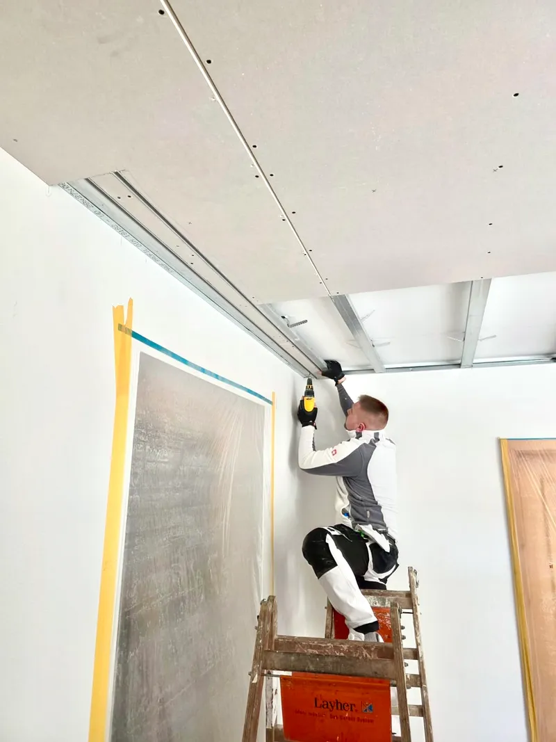 Montage einer abgehängten Decke im Trockenbau