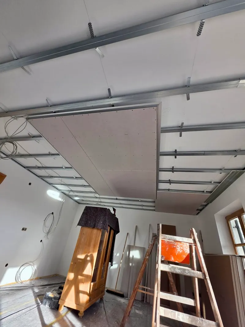 Abgehängte Decke im Trockenbau mit Metallständerkonstruktion
