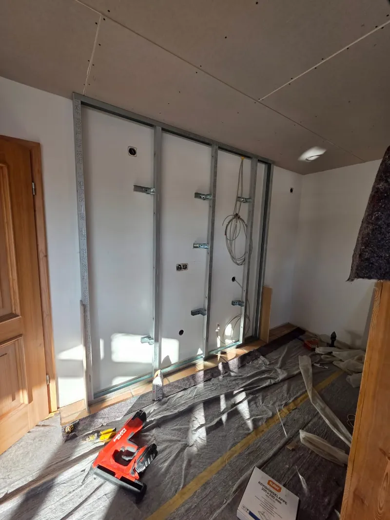 Trockenbau-Ständerwand und Vorwand mit Beplankung